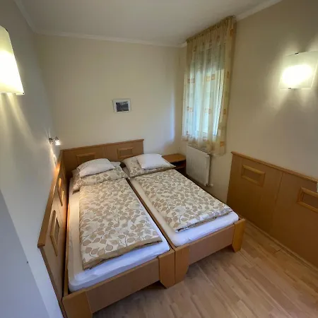 Lägenhetshotell Garda Wellness Apartmanhaz 4*